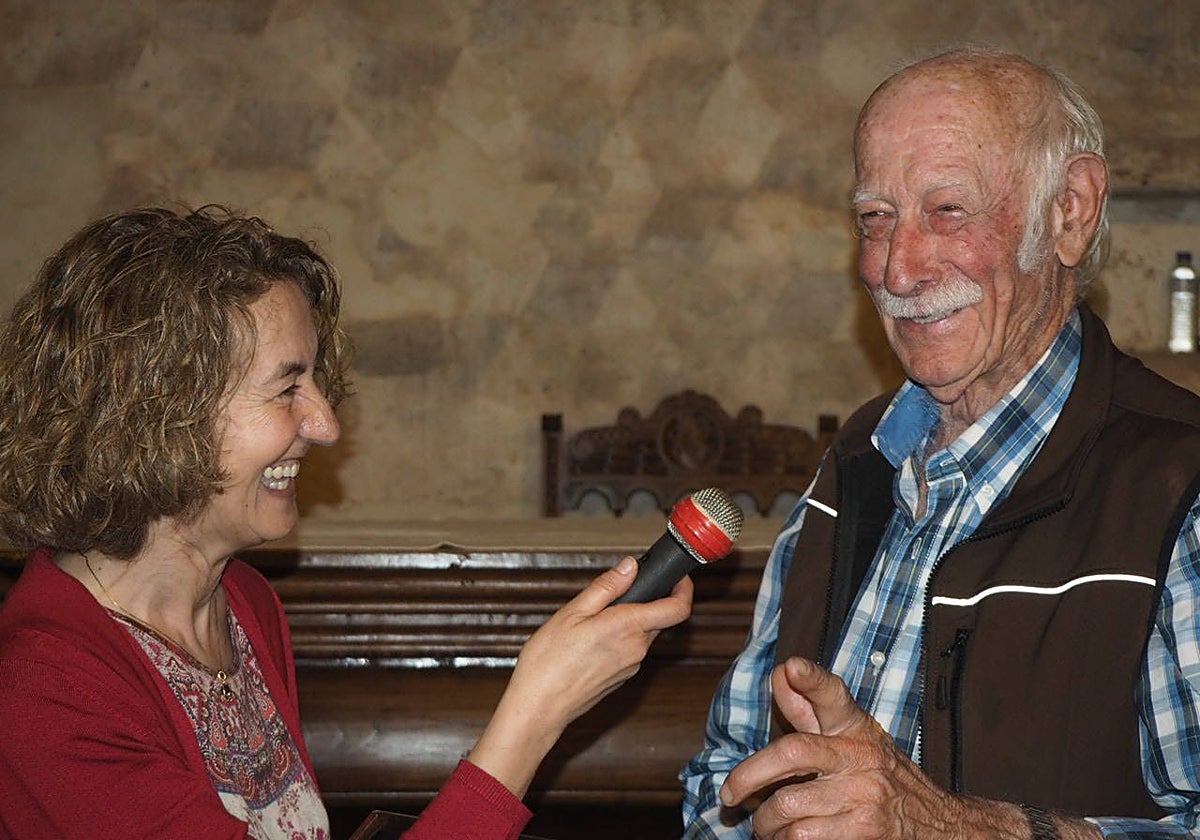 'Antón el campaneru', con la presidenta vecinal de Moru en un homenaje.