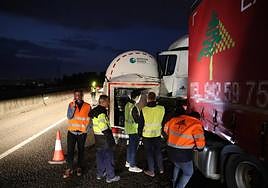 Colapso en la A-8 tras el atropello a un conductor que se encontraba en el arcén