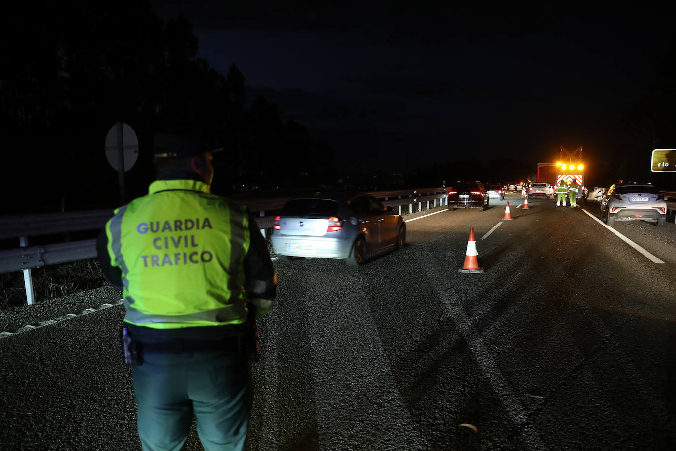 Colapso en la A-8 tras el atropello a un conductor que se encontraba en el arcén
