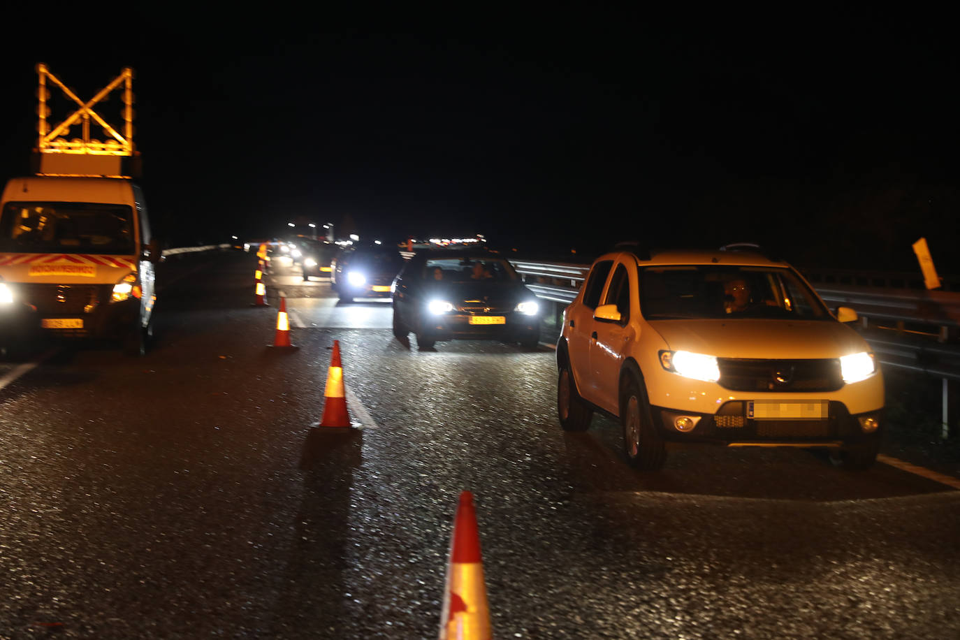 Colapso en la A-8 tras el atropello a un conductor que se encontraba en el arcén