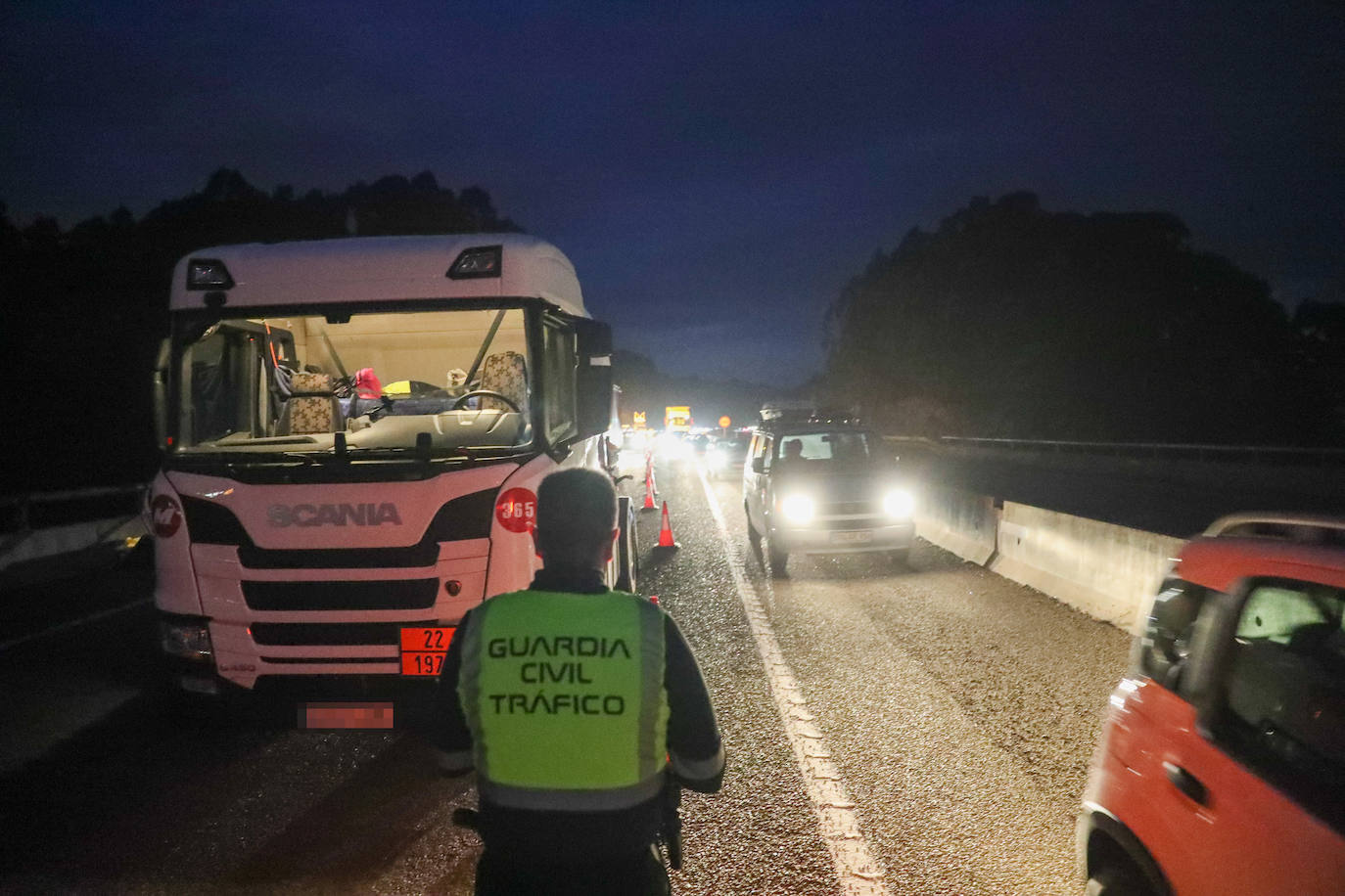 Colapso en la A-8 tras el atropello a un conductor que se encontraba en el arcén