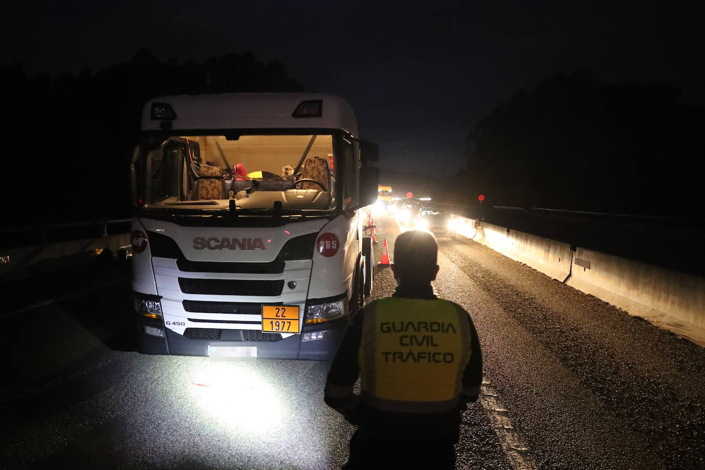 Colapso en la A-8 tras el atropello a un conductor que se encontraba en el arcén