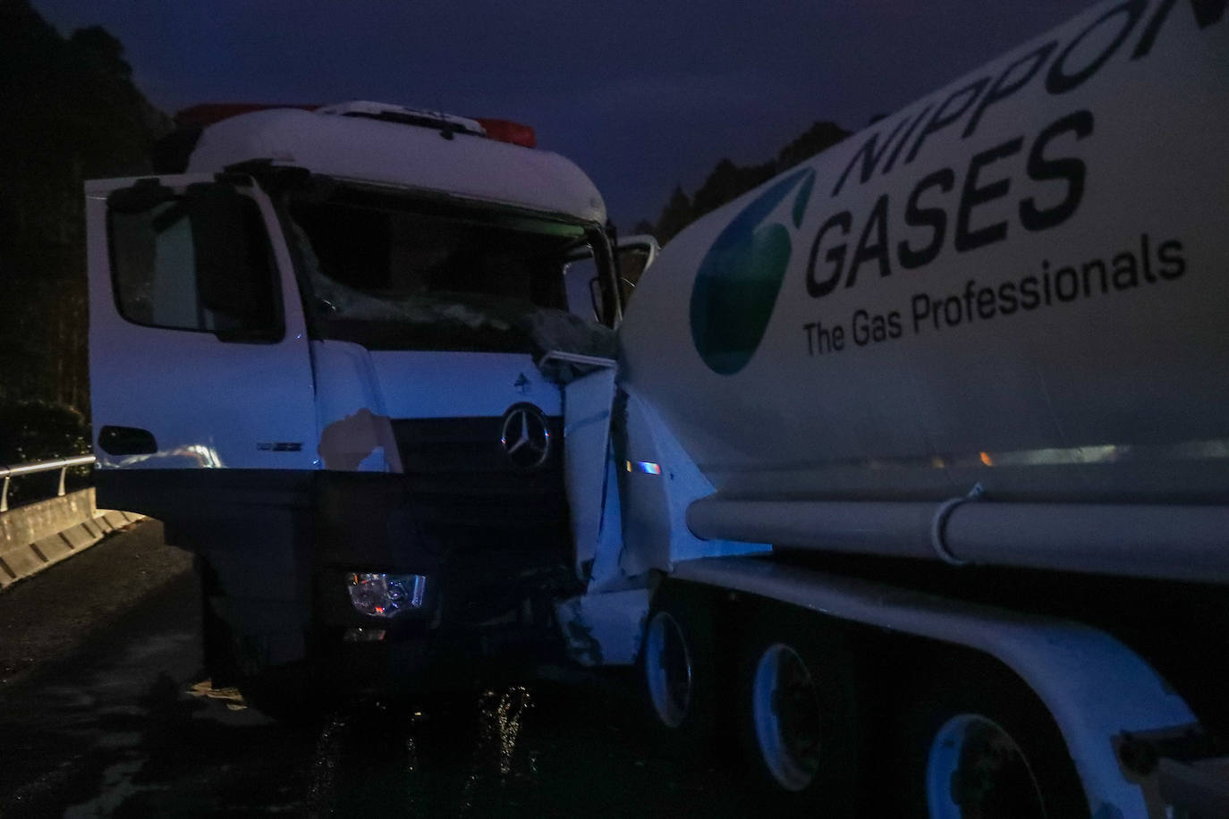 Colapso en la A-8 tras el atropello a un conductor que se encontraba en el arcén