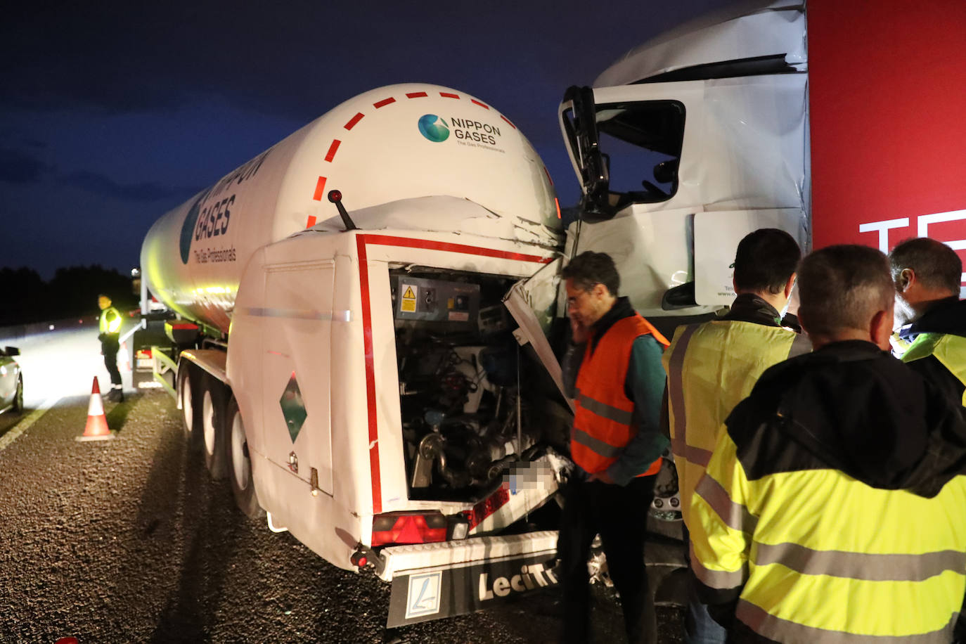 Colapso en la A-8 tras el atropello a un conductor que se encontraba en el arcén