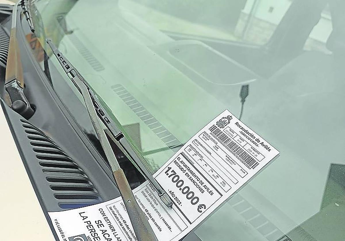 Una multa bajo un limpiaparabrisas.