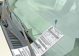 Una multa bajo un limpiaparabrisas.