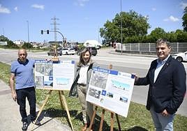 Pablo Emilio Menéndez, Esther Llamazares y Pedro de Rueda, ayer con los planos.