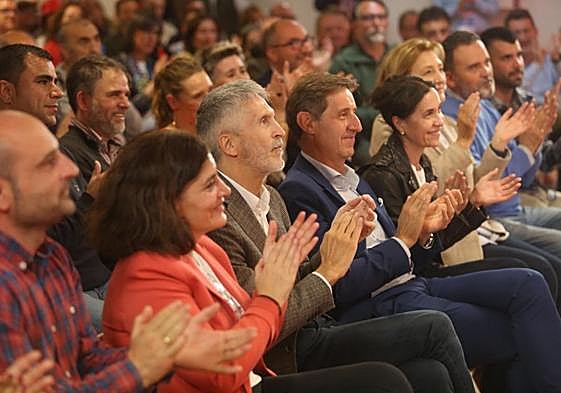 El ministro Grande-Marlaska, el candidato municipal Carlos Fernández Llaneza, la portavoz Dolores Carcedo y la delegada del Gobierno, Delia Losa, aplaudiendo la intervención de Adrián Barbón.