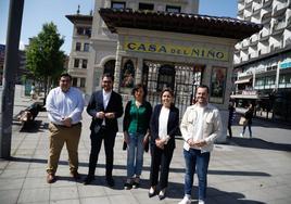 Pelayo Barcia, Jaime Fernández-Paíno, Montserrat López, Carmen Moriyón y Carlos Llaca, frente a la Gota de Leche, durante la presentación de sus propuestas sobre salud mental.