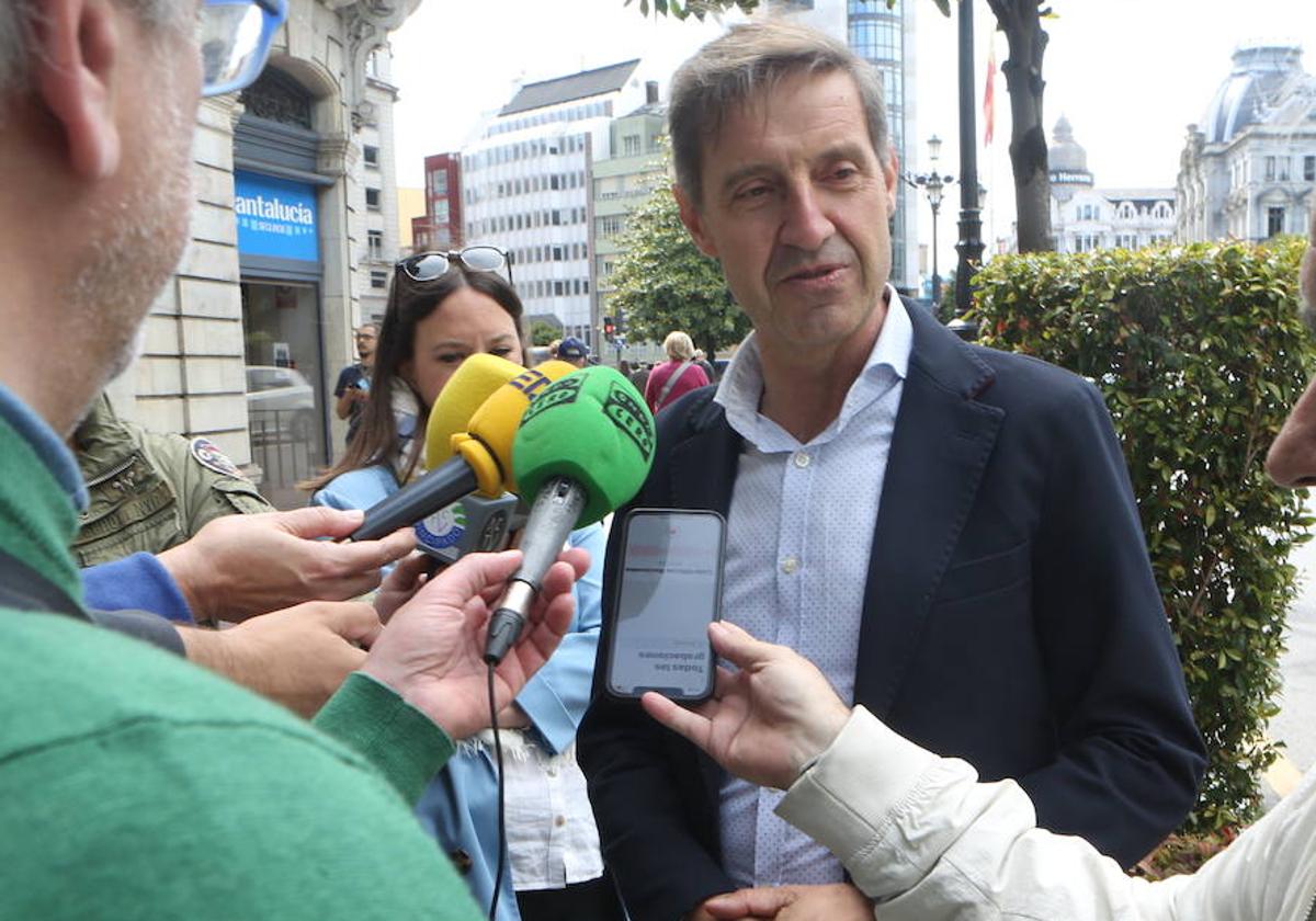 Llaneza ofrece diálogo y consenso «frente a la prepotencia y las ocurrencias del PP»