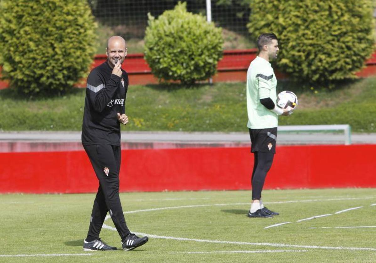 Miguel Ángel Ramírez en el entrenamiento de este mañana del Sporting.