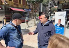 Carlos Suárez conversando con un vecino, ayer.