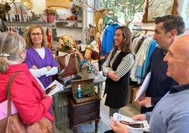 La candidata del PP, Ángel Pumariega, junto a integrantes de su lista en un comercio del centro.