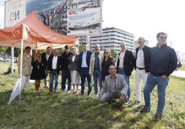 José Carlos Fernández Sarasola con integrantes de la lista municipal de Ciudadanos en el 'solarón'.