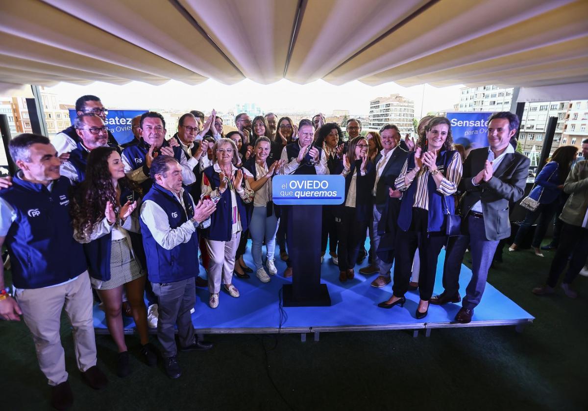 Alfredo Canteli rodeado de los miembros de su candidatura durante la fiesta celebrada ayer en el hotel de la Losa.