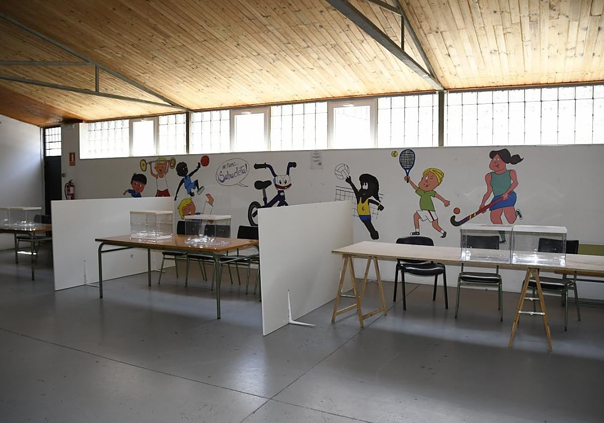 Las urnas ya están preparadas para la votación en el colegio de Sabugo.