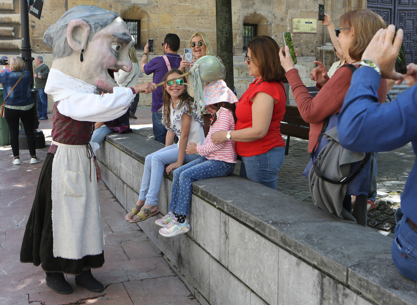 El heraldo de la Balesquida recorre Oviedo anunciando Martes de Campo