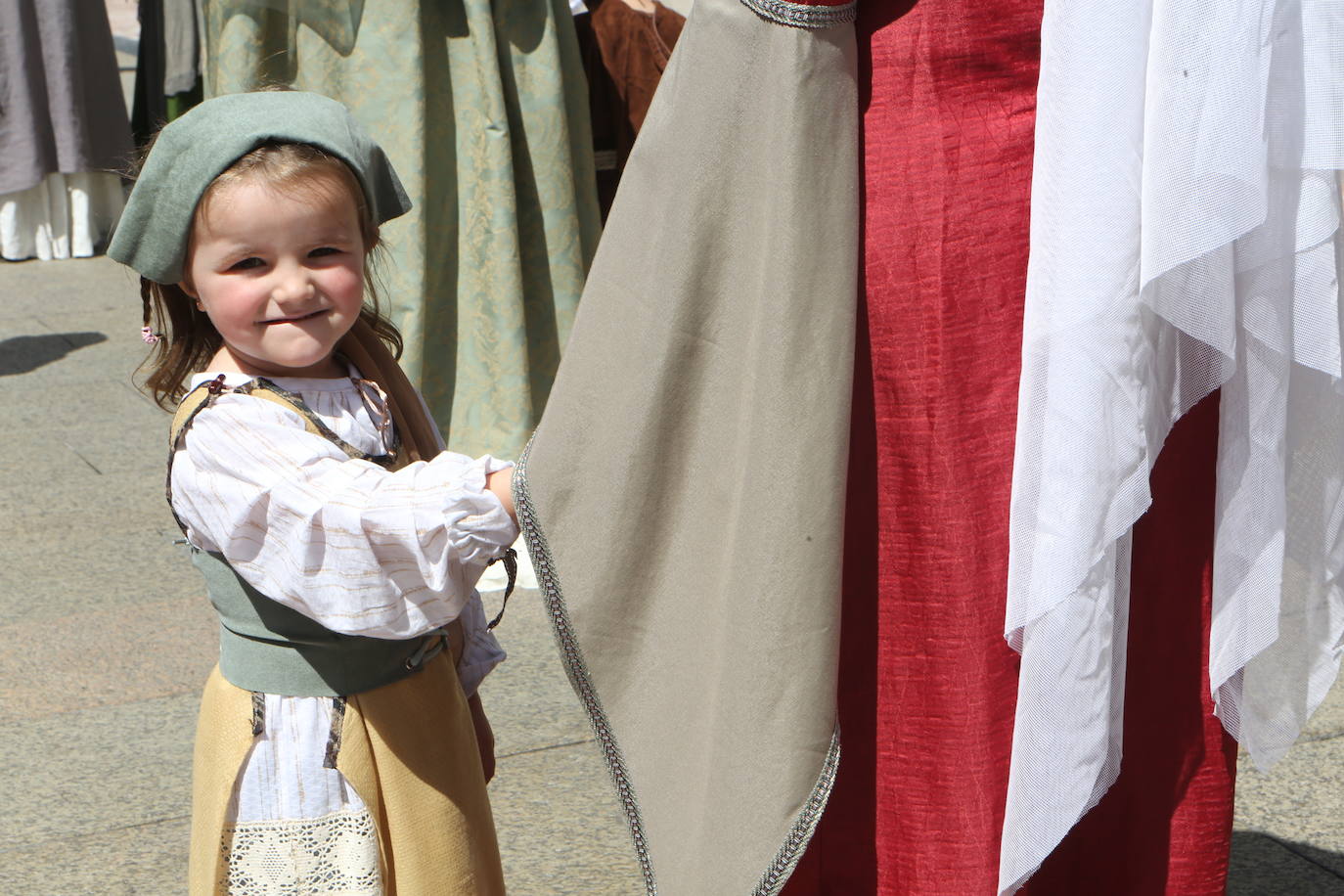 El heraldo de la Balesquida recorre Oviedo anunciando Martes de Campo