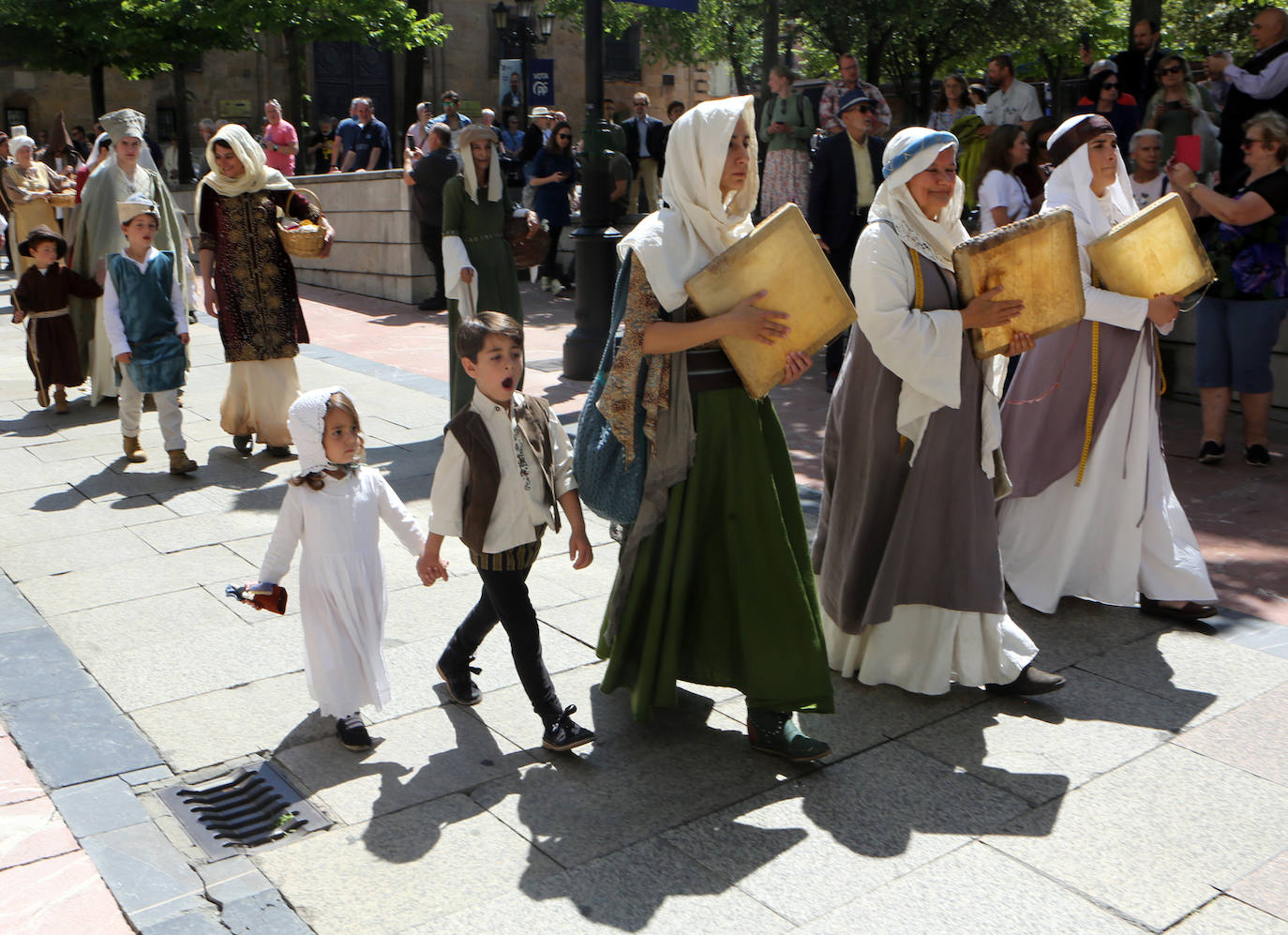 El heraldo de la Balesquida recorre Oviedo anunciando Martes de Campo