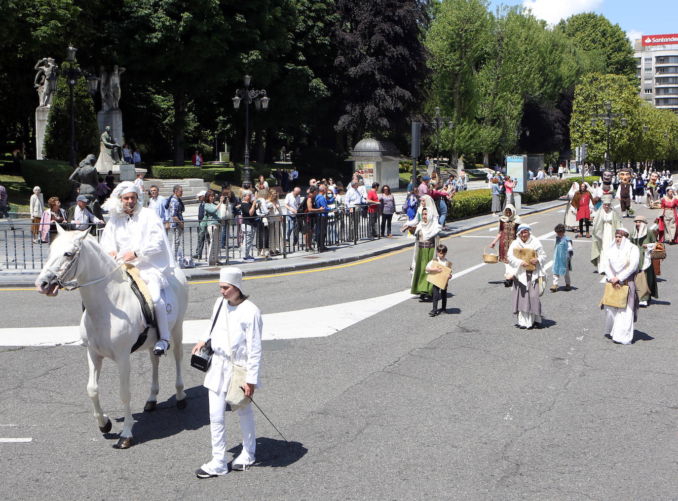 El heraldo de la Balesquida recorre Oviedo anunciando Martes de Campo
