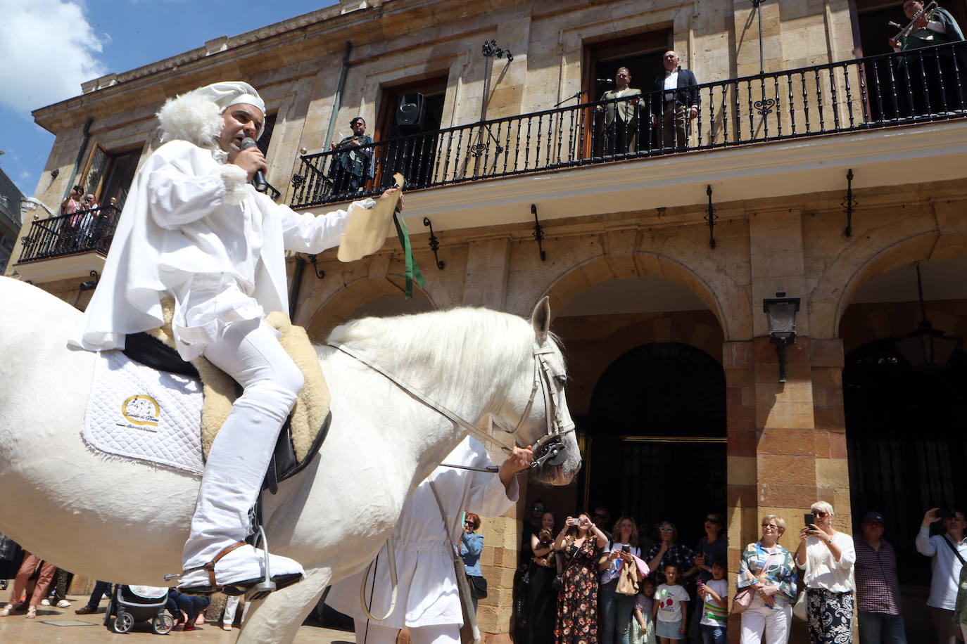 El heraldo de la Balesquida recorre Oviedo anunciando Martes de Campo