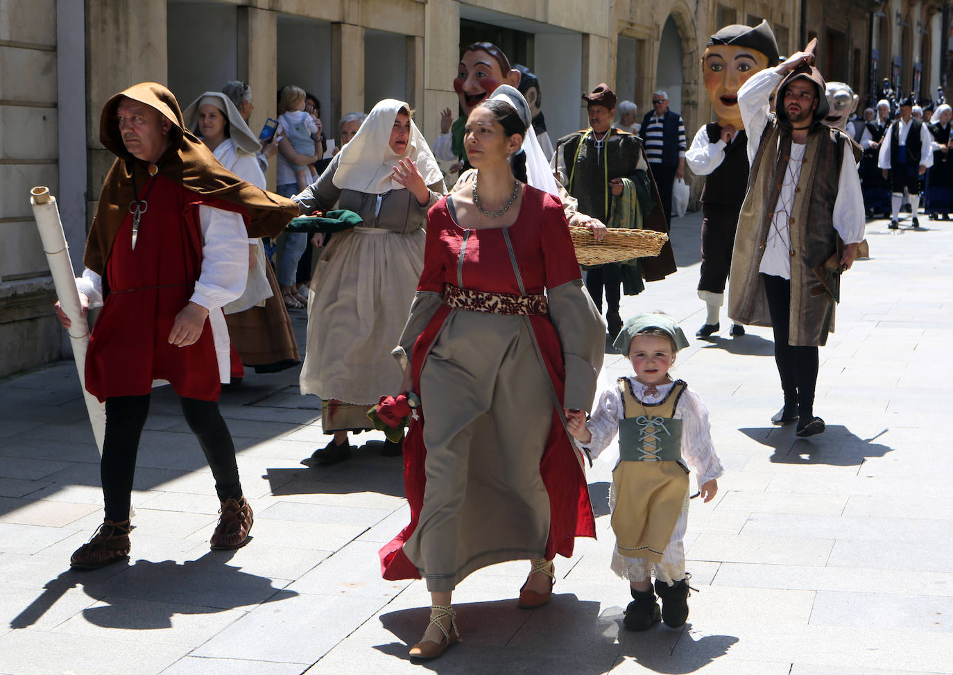 El heraldo de la Balesquida recorre Oviedo anunciando Martes de Campo