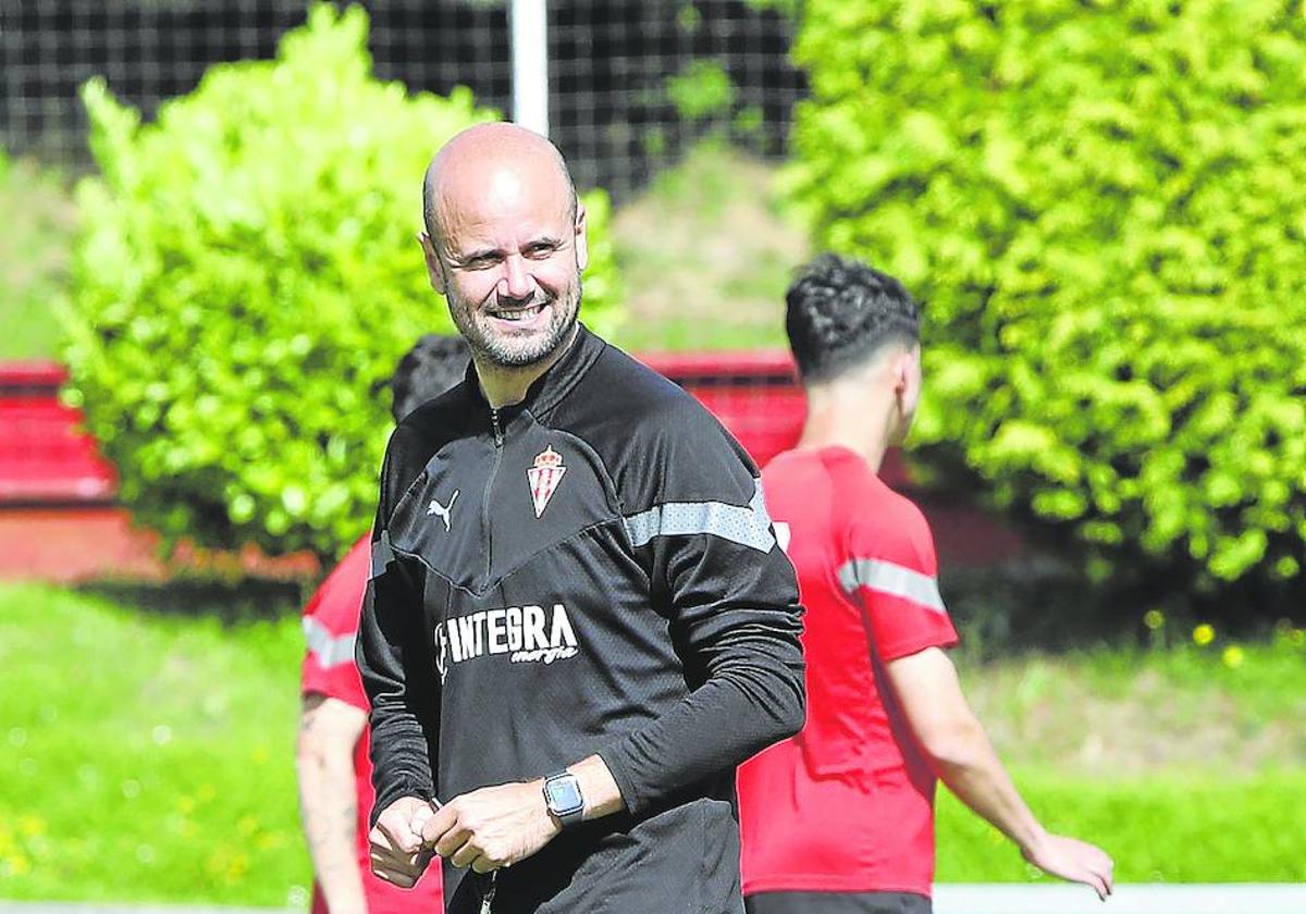 Miguel Ángel Ramírez, durante el entrenamiento de ayer en Mareo.