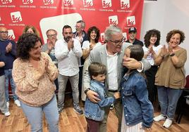Aníbal Vázquez recibe el abrazo de sus nietos, Daniela y Joel, en la sede de IU.