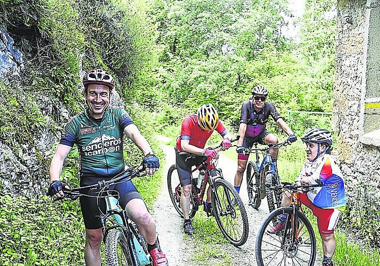 Ovidio Zapico, en ruta con sus amigos en la zona de La Coruxera, en Laviana. pablo lorenzana