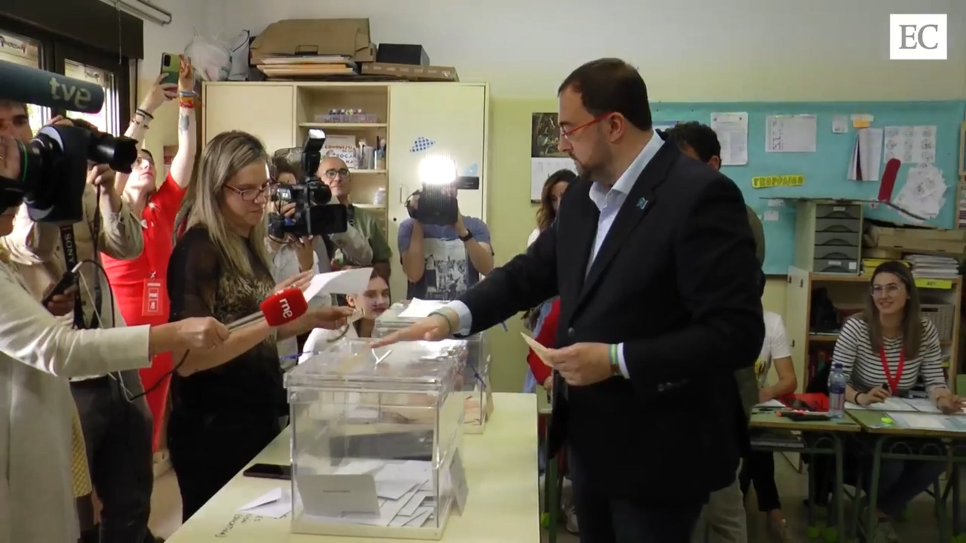 Adrián Barbón: «Aunque solo sea en homenaje por los güelos y güelas de Asturias hay que venir a votar»