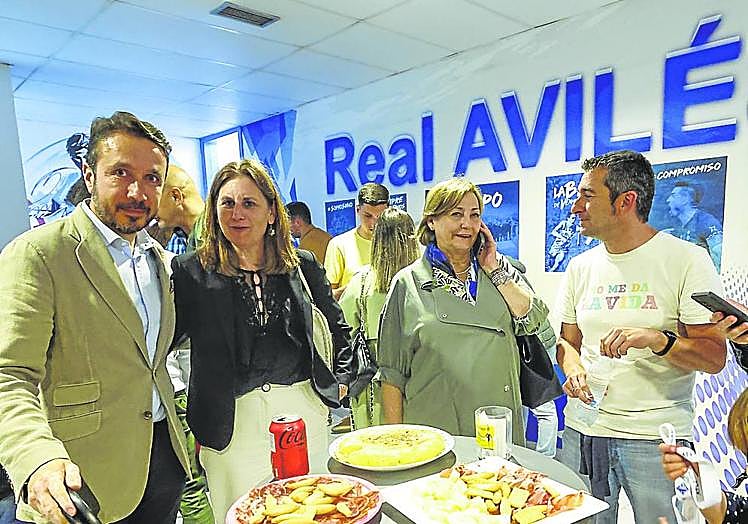Monteserín, con Campa, Delmiro y el presidente del Cámara, en el Suárez Puerta. arnaldo