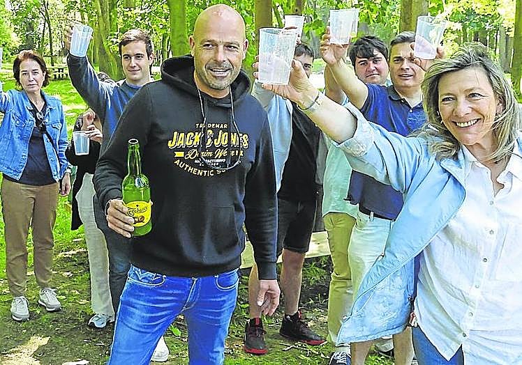 Esther Llamazares y otros miembros del PP se fueron de comida a Valliniello. arnaldo