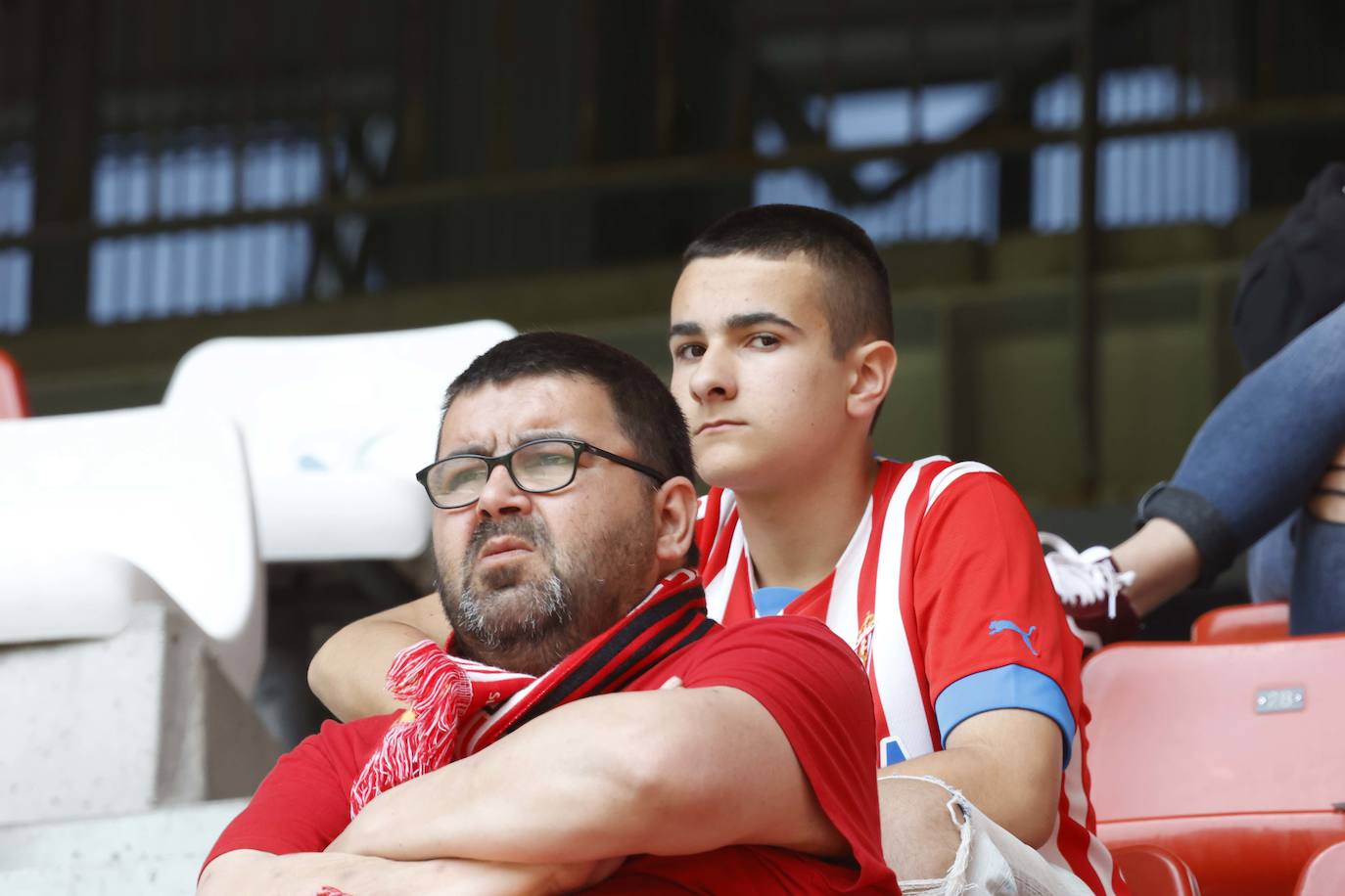 ¿Estuviste en El Molinón en el Sporting - Ponferradina? ¡Búscate en las fotos!