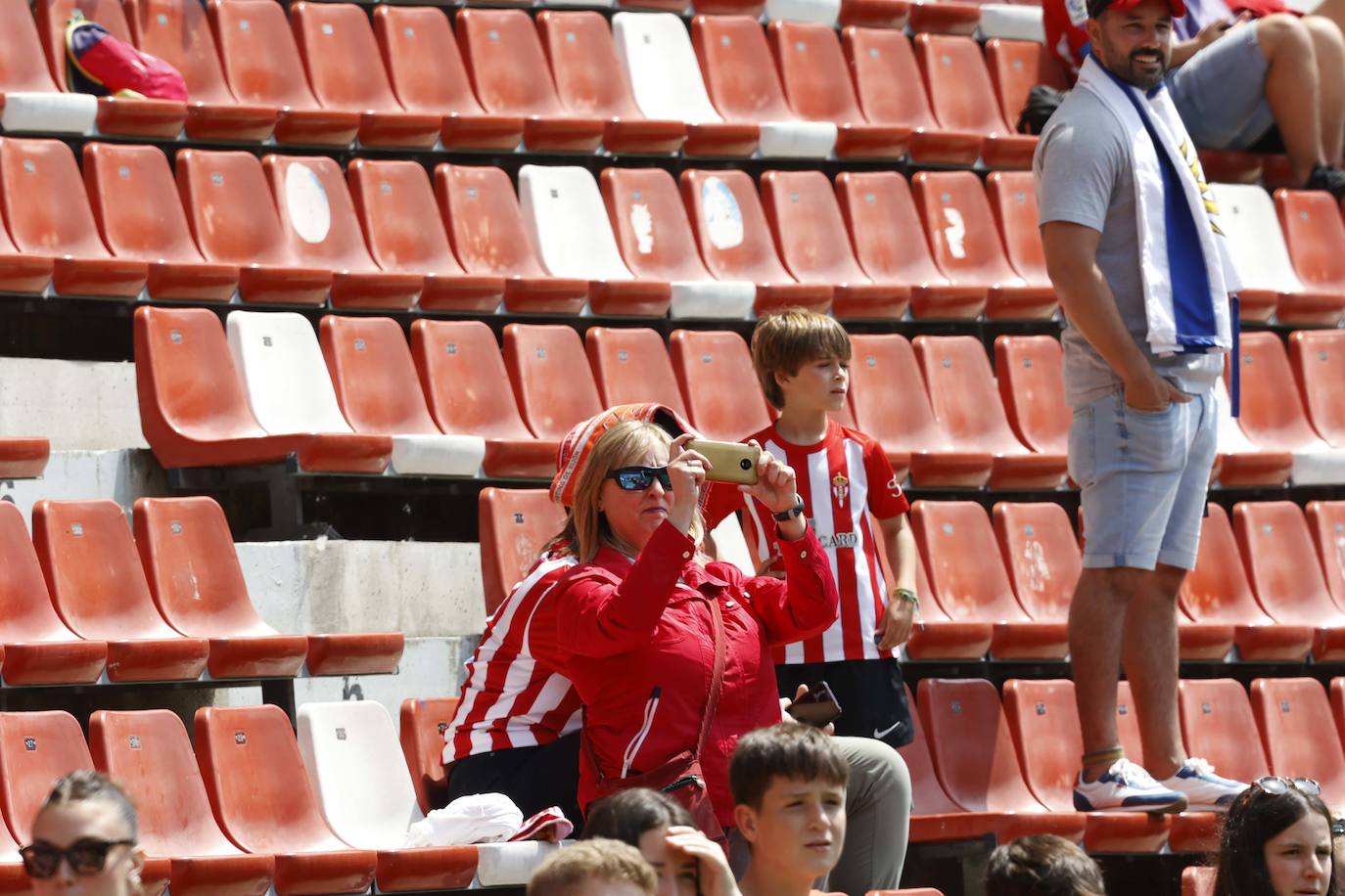 ¿Estuviste en El Molinón en el Sporting - Ponferradina? ¡Búscate en las fotos!