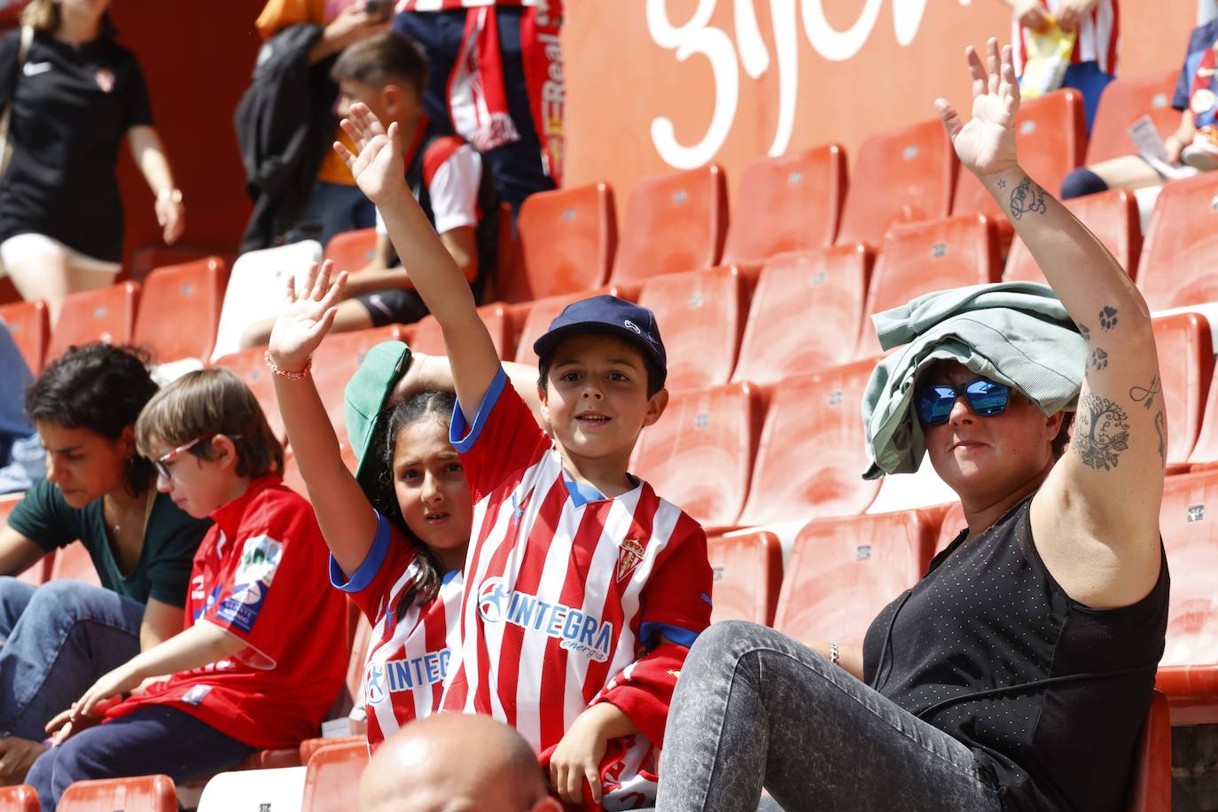 ¿Estuviste en El Molinón en el Sporting - Ponferradina? ¡Búscate en las fotos!