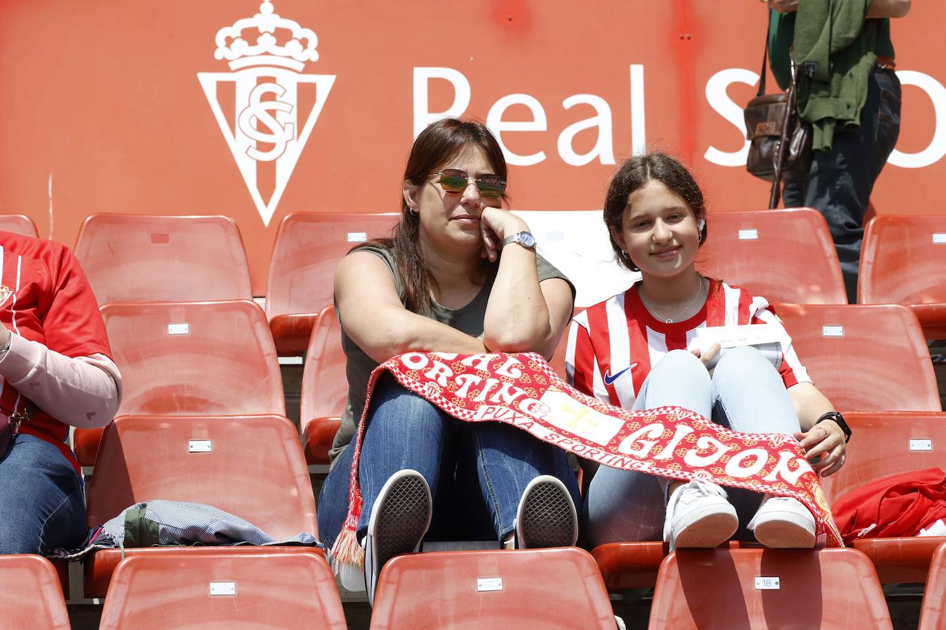 ¿Estuviste en El Molinón en el Sporting - Ponferradina? ¡Búscate en las fotos!