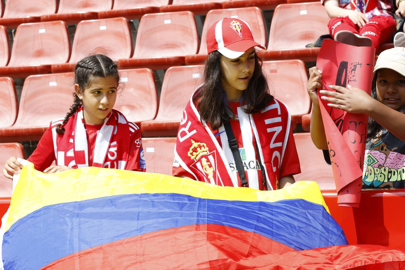 ¿Estuviste en El Molinón en el Sporting - Ponferradina? ¡Búscate en las fotos!