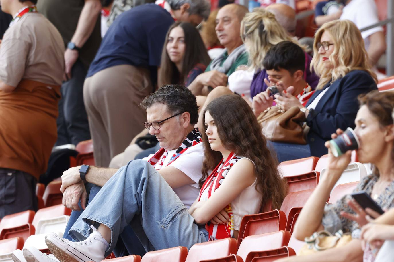 ¿Estuviste en El Molinón en el Sporting - Ponferradina? ¡Búscate en las fotos!