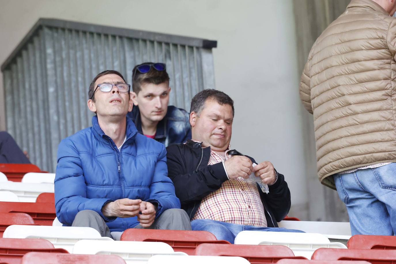 ¿Estuviste en El Molinón en el Sporting - Ponferradina? ¡Búscate en las fotos!