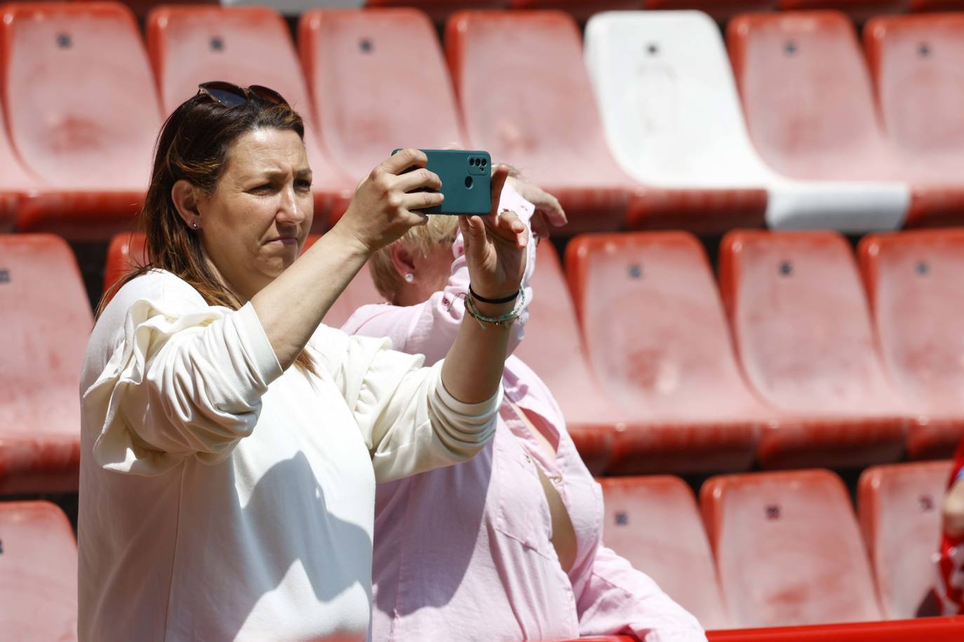 ¿Estuviste en El Molinón en el Sporting - Ponferradina? ¡Búscate en las fotos!