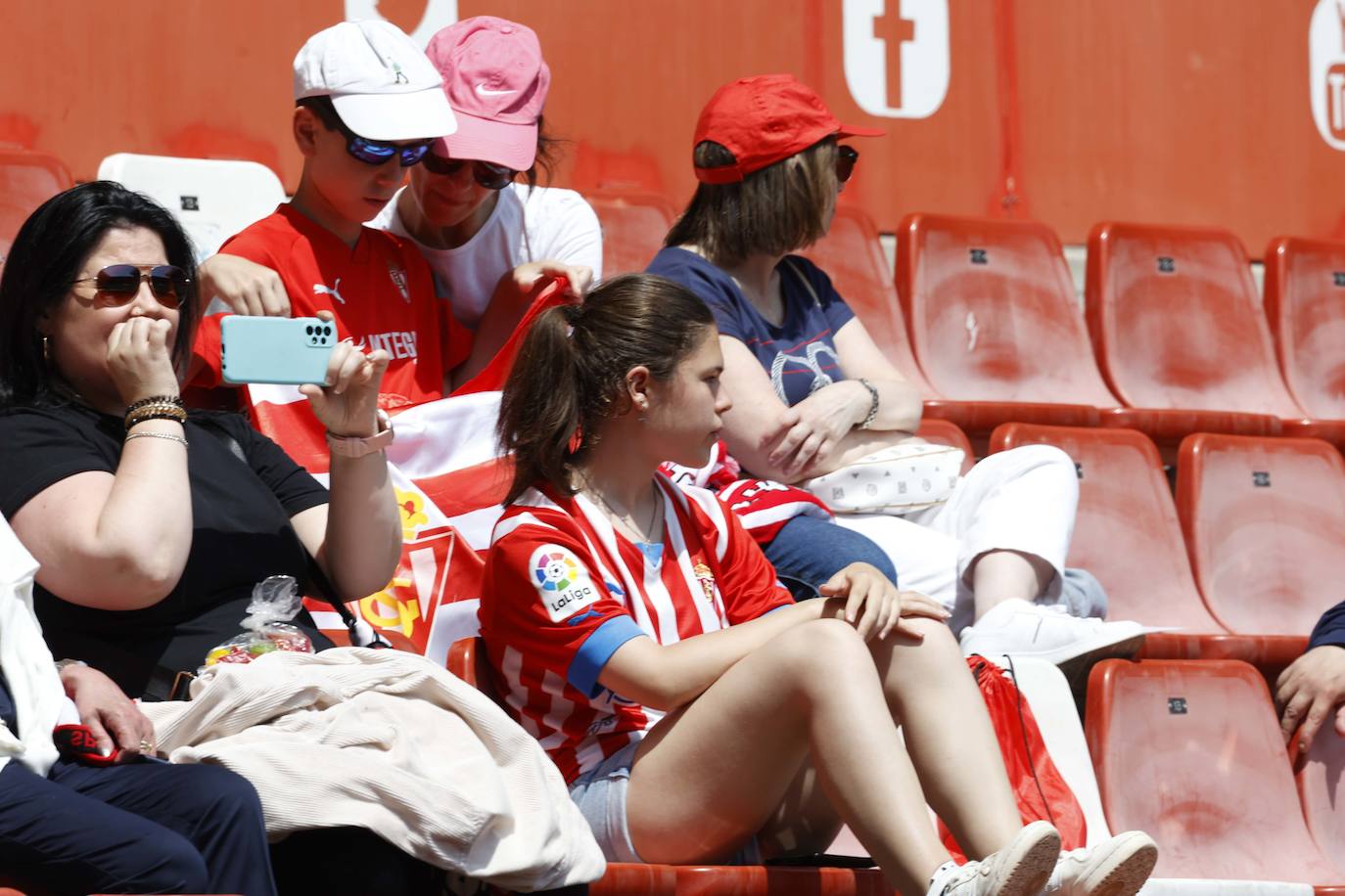 ¿Estuviste en El Molinón en el Sporting - Ponferradina? ¡Búscate en las fotos!