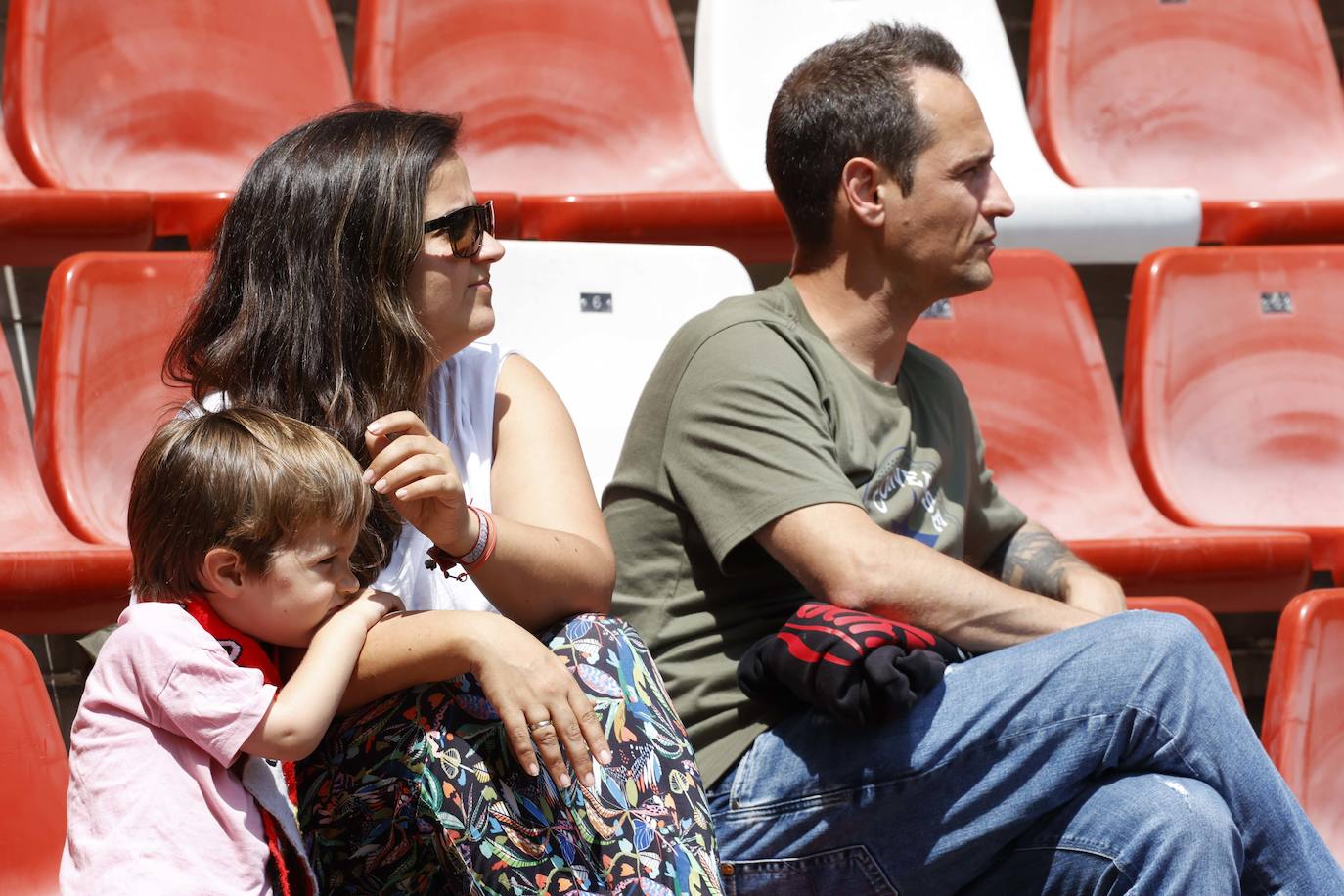 ¿Estuviste en El Molinón en el Sporting - Ponferradina? ¡Búscate en las fotos!