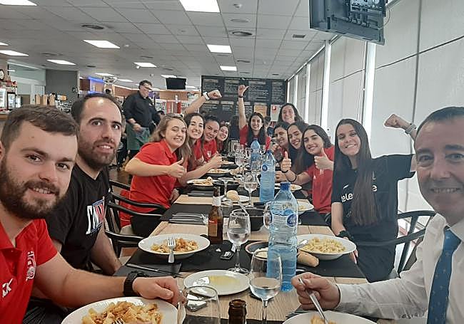 El equipo gijonés disfrutó de una comida pospartido, tras clasificarse para la final.