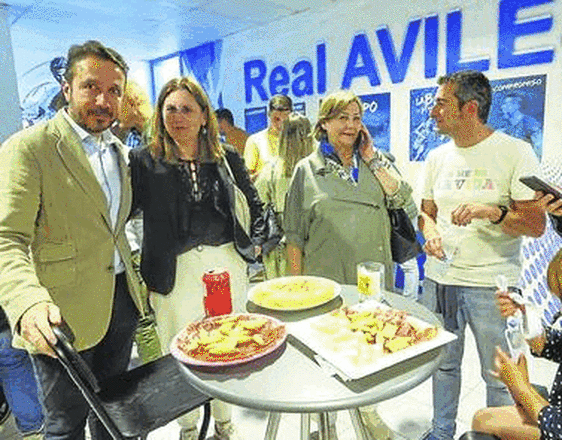 Los candidatos se dejan ver en la grada en la jornada de reflexión
