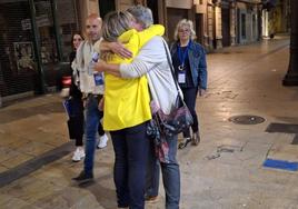 Esther Llamazares (de amarillo), celebra el gran resultado del PP en Avilés.