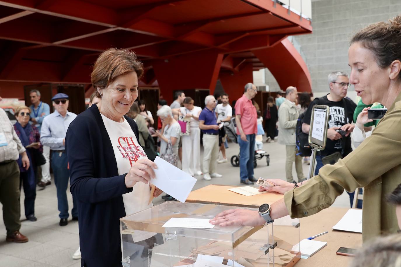 «Ilusión» entre los candidatos de Gijón al depositar el voto