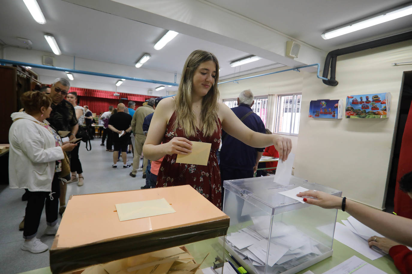 «Ilusión» entre los candidatos de Gijón al depositar el voto