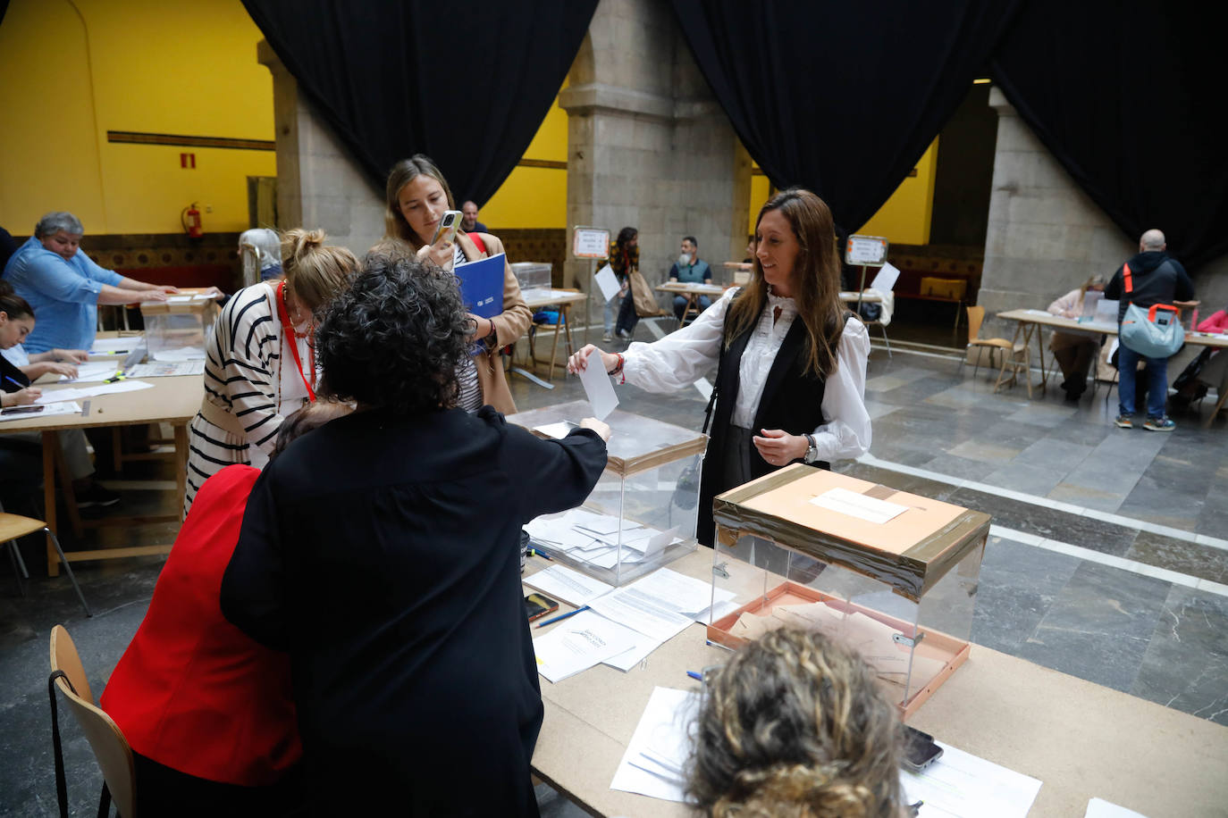 «Ilusión» entre los candidatos de Gijón al depositar el voto