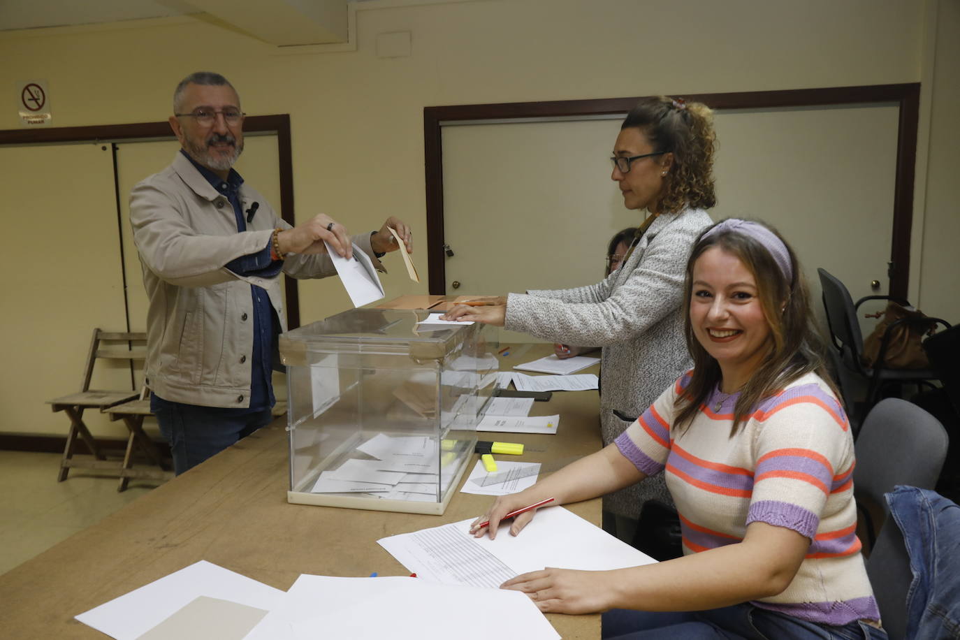 «Ilusión» entre los candidatos de Gijón al depositar el voto