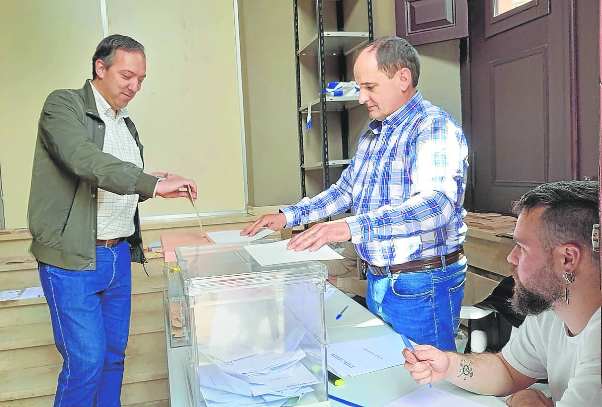 El alcalde y candidato socialista a la Alcaldía de Villaviciosa, Alejandro Vega, votando.